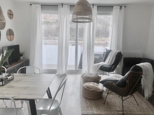 Monzon Apartment | Precioso Piso Monzón Terraza, PARKING,PISCINA,zona de juegos