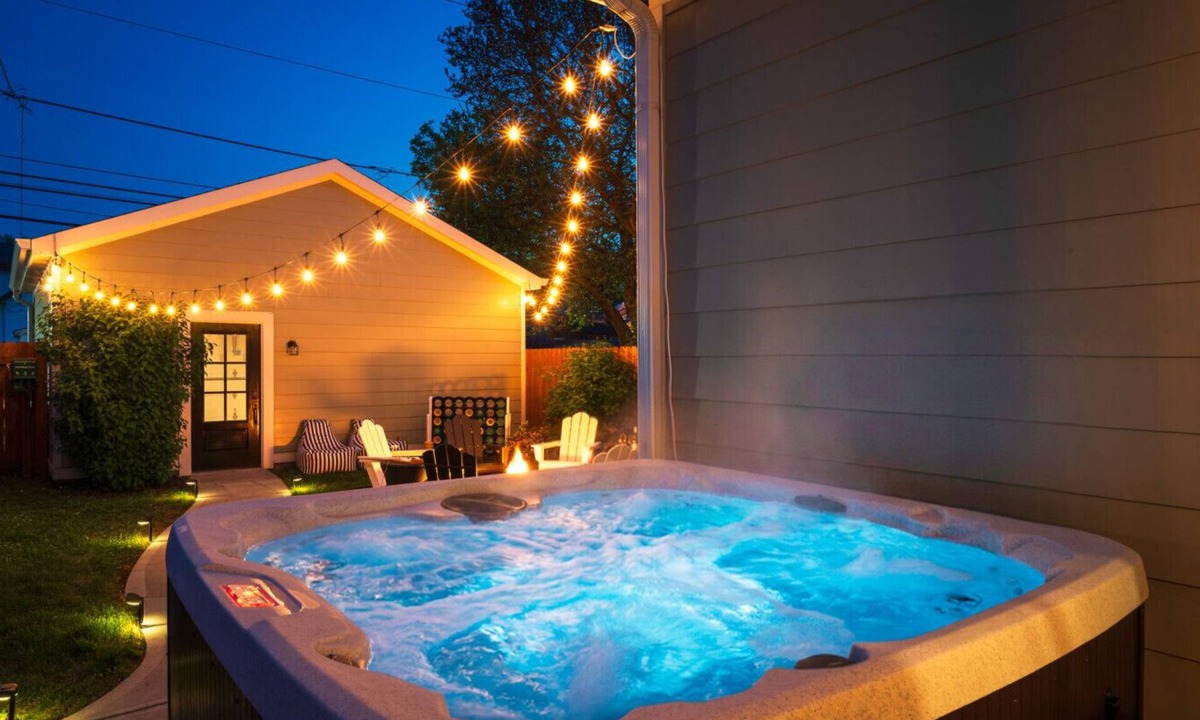 Fountain Square House | Pregame Palace | Hot Tub HGTV Garage Parking Pets