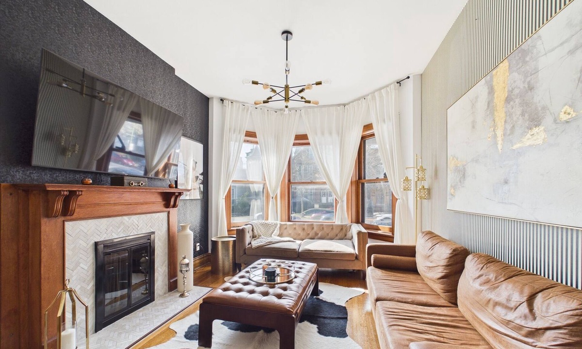 Lakeview Apartment | Premier 3BR Art Deco retreat with garage.