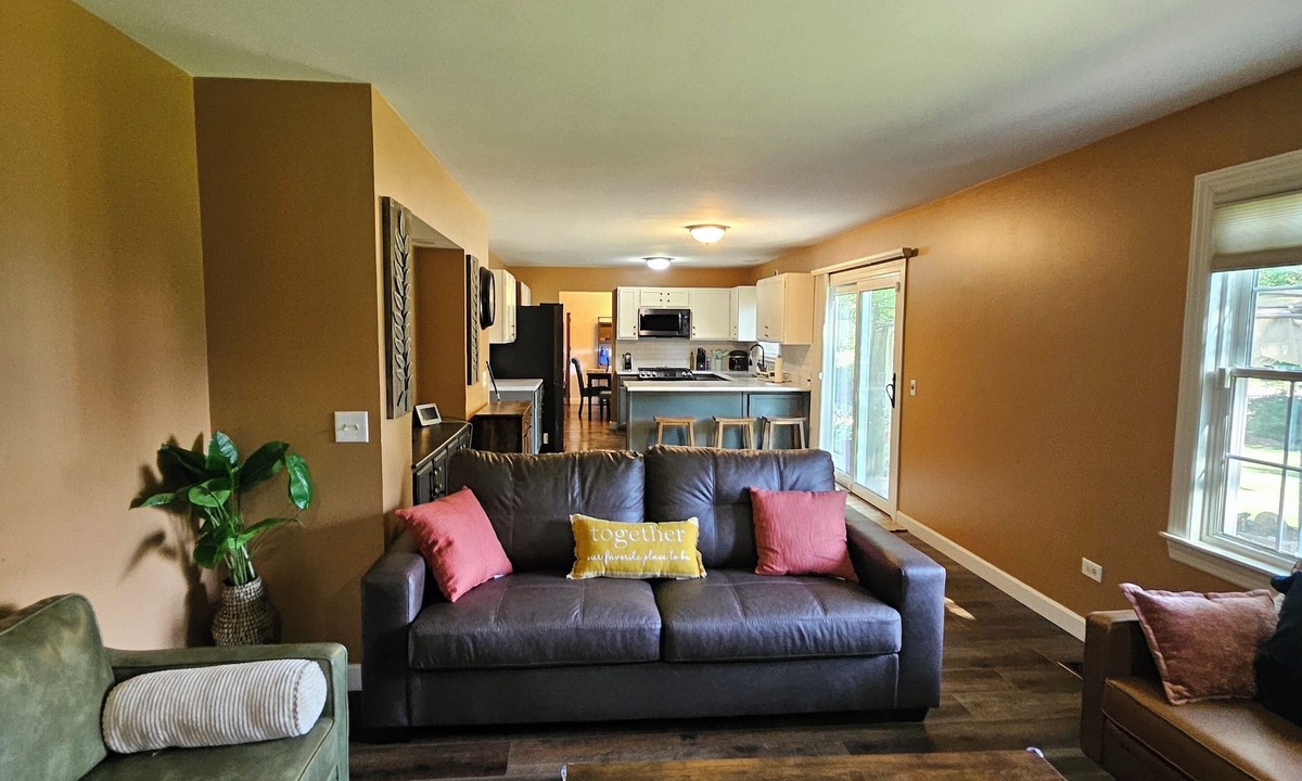 Gurnee House | Premier 4BR/2.5BA Home: Across from Great Wolf Lodge & Mins to Six Flags, I-94!