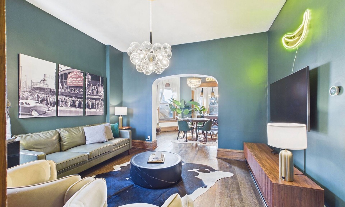 Wrigleyville Apartment | Premier 4BR Art Deco suite with garage.