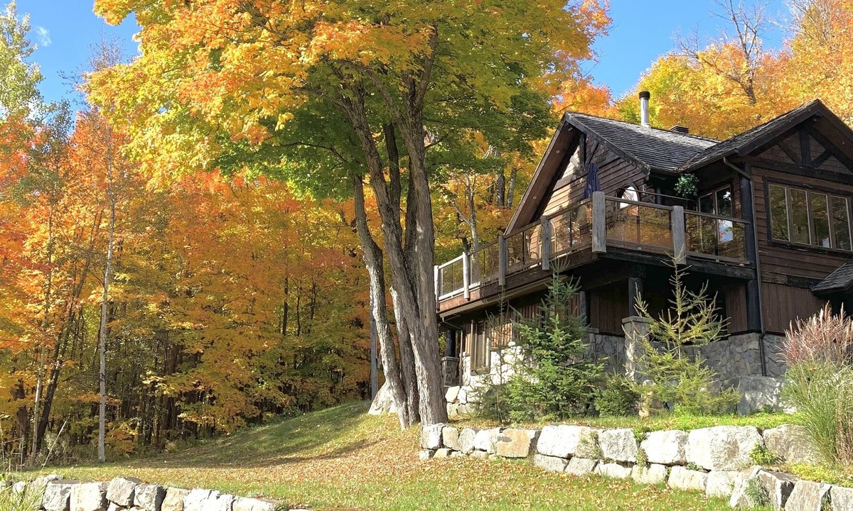 Saint-Faustin-Lac-Carre Ski Chalet | Premier Host ⭐️ fall staycation private hot tub overlooking the golf course 🍁🍂🏡🌈