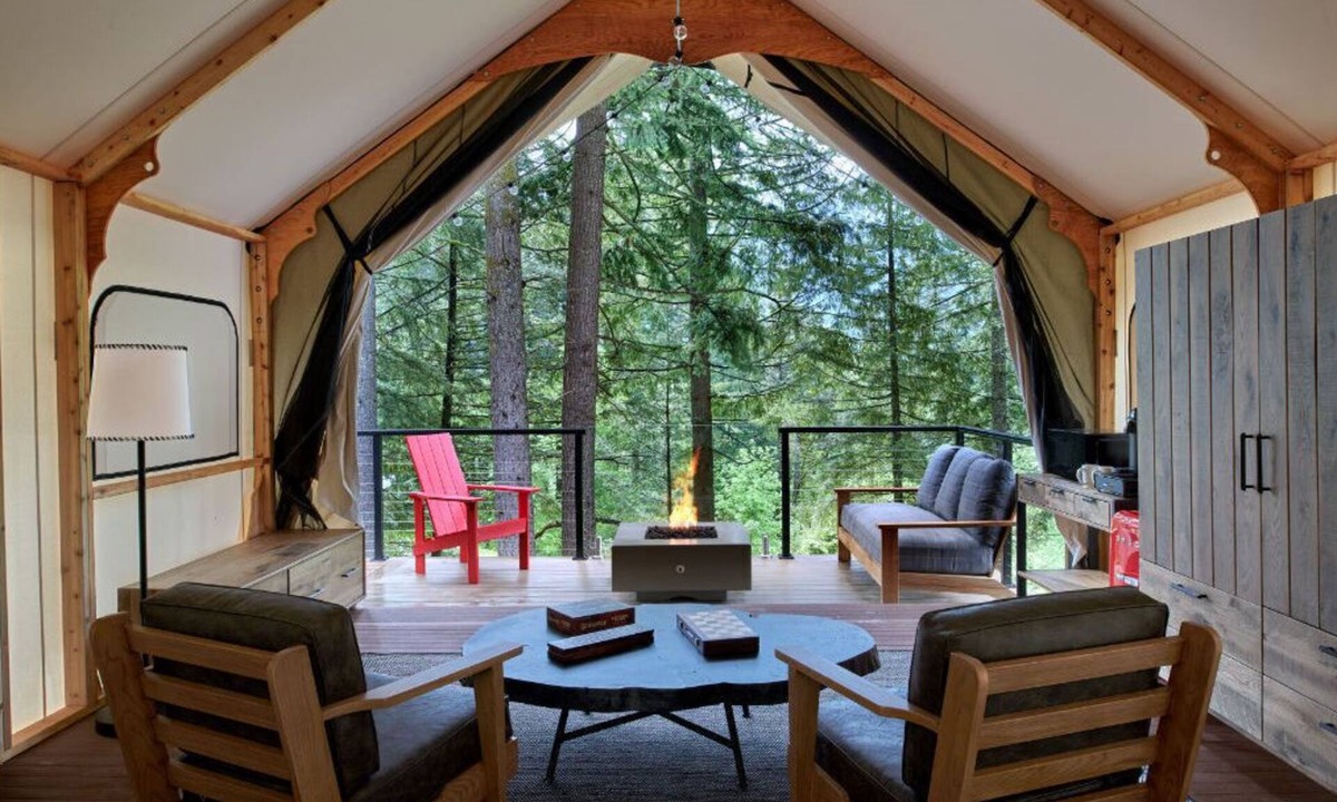 Stevenson House | Premier Glamping Getaway | King Bed + Soaking Tub