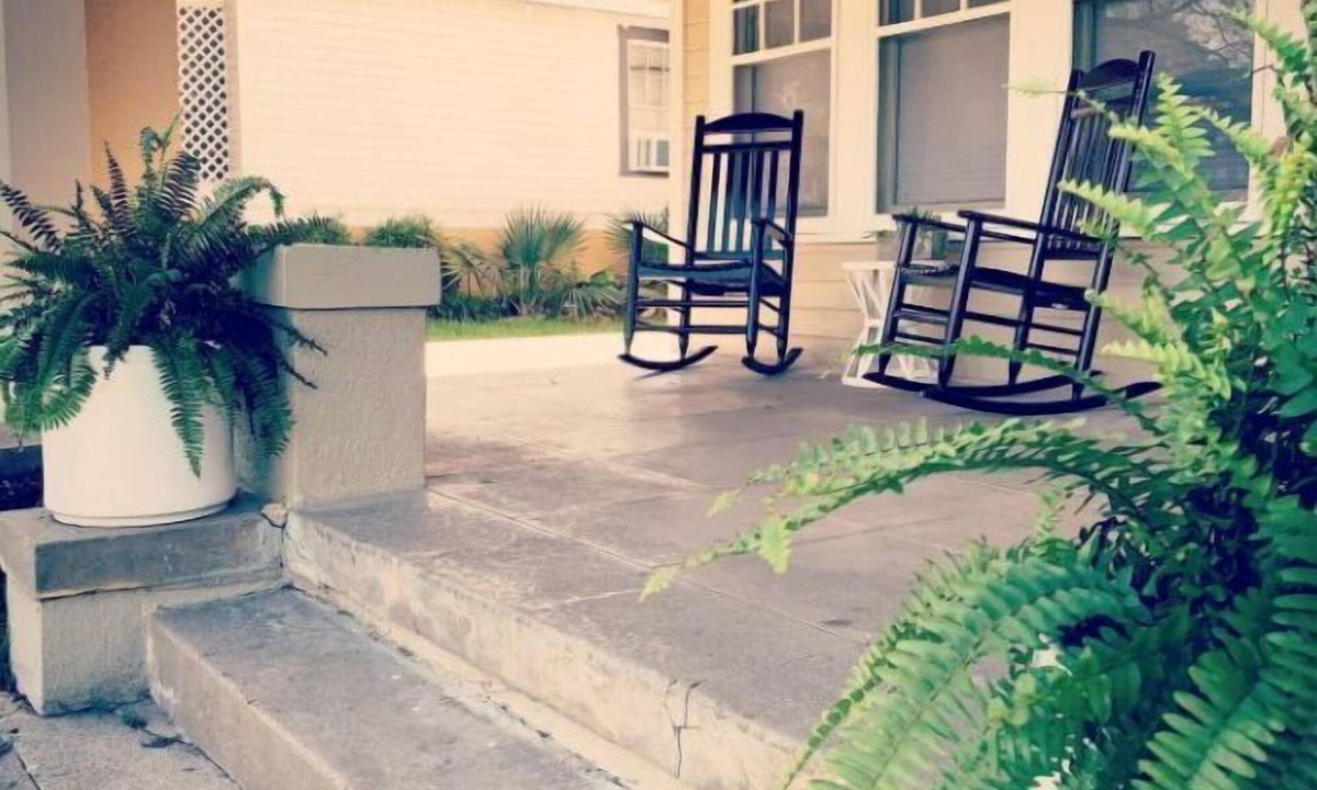 Brookview House | Premier Host for 6 years! Drive TWO streets to Downtown & Magnolia Silos!