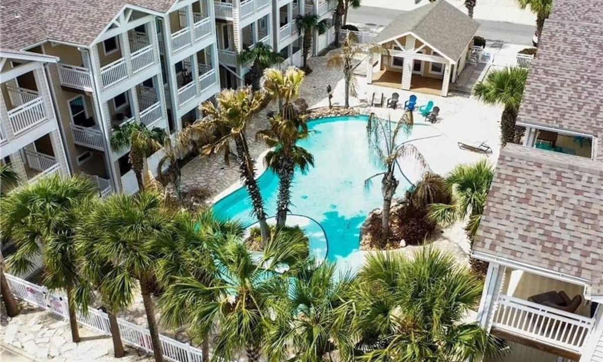 Corpus Christi House | ⭐ PREMIER HOSTED PADRE POOLSIDE PARADISE - 3 mins to BEACH and GREAT DINING!