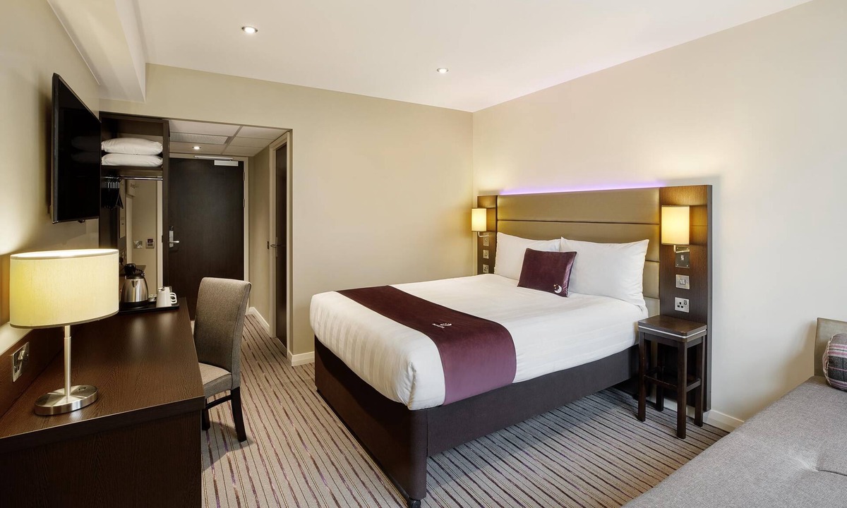 Tadworth Hotel | Premier Inn Epsom South