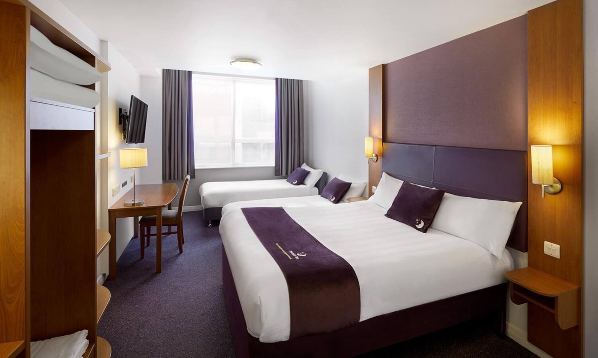 Llanelli Hotel | Premier Inn Llanelli Central East