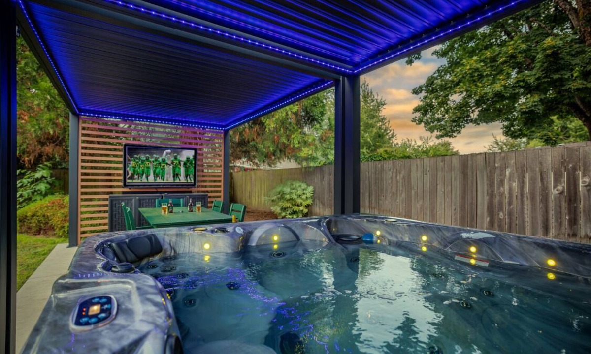 Harlow House | Premier Location: Group-Friendly, Walk to Autzen!