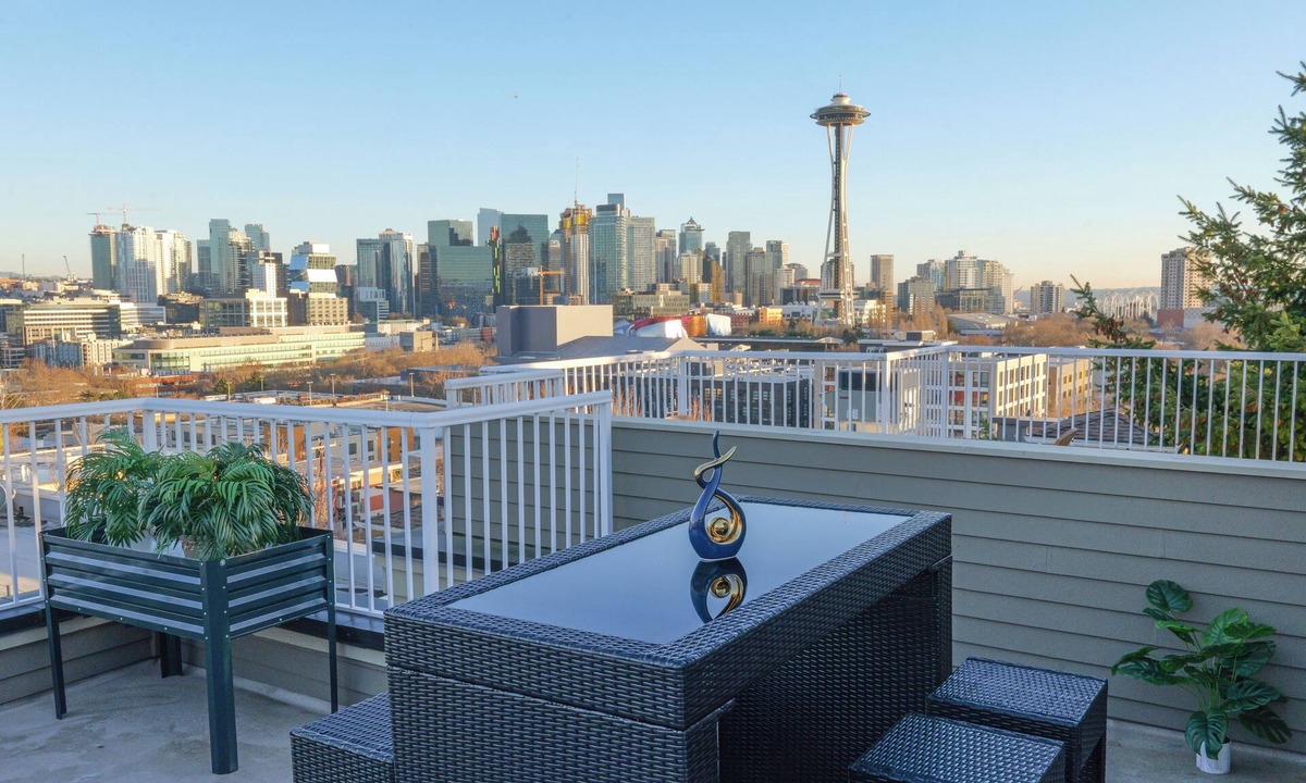 Lower Queen Anne House | Premier Space Needle View - Walk Score 95 - Free Parking