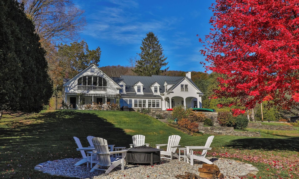 Woodstock House | Premier Woodstock Village Riverfront Home