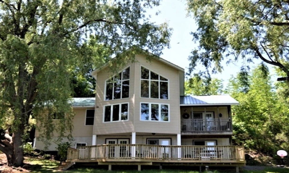 Frontenac Cottage | Premiere Kingsford Lake Cottage