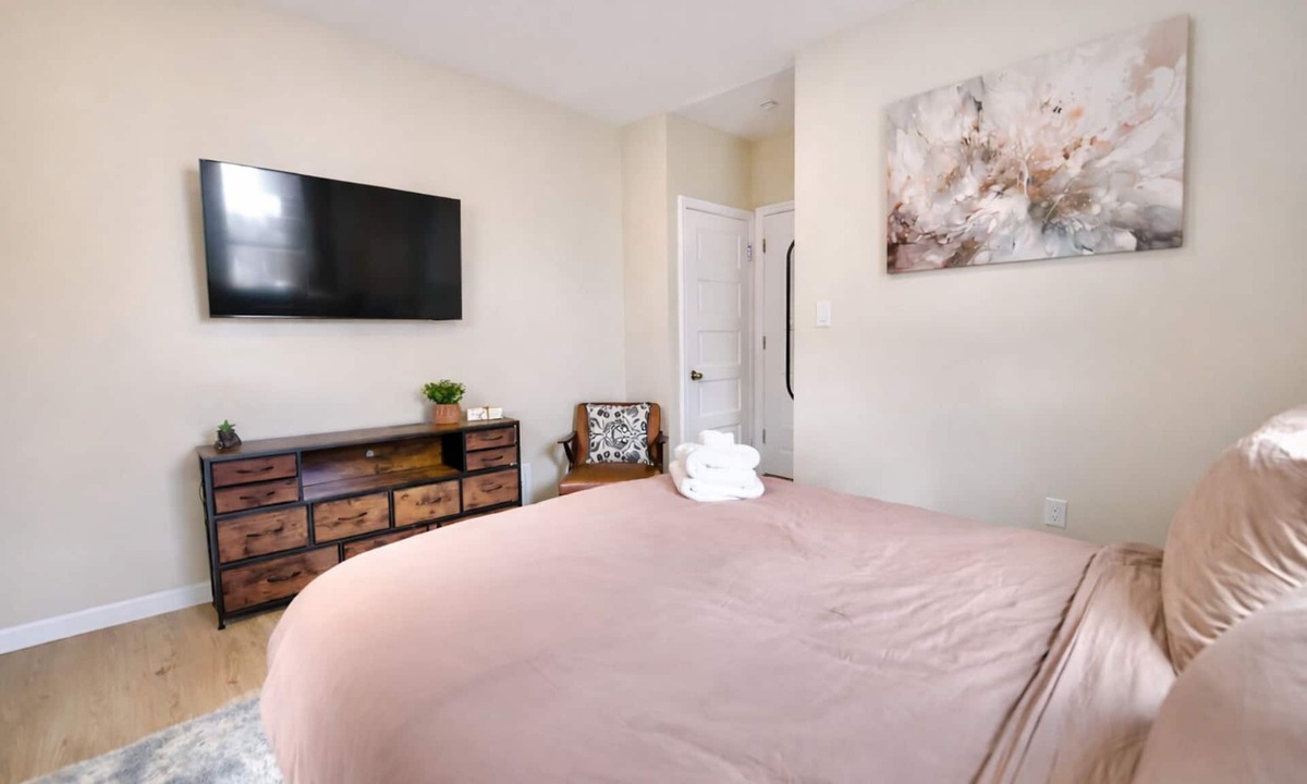 East Somerville Apartment | Premium 4BD/2BA Near Boston Encore Casino Train