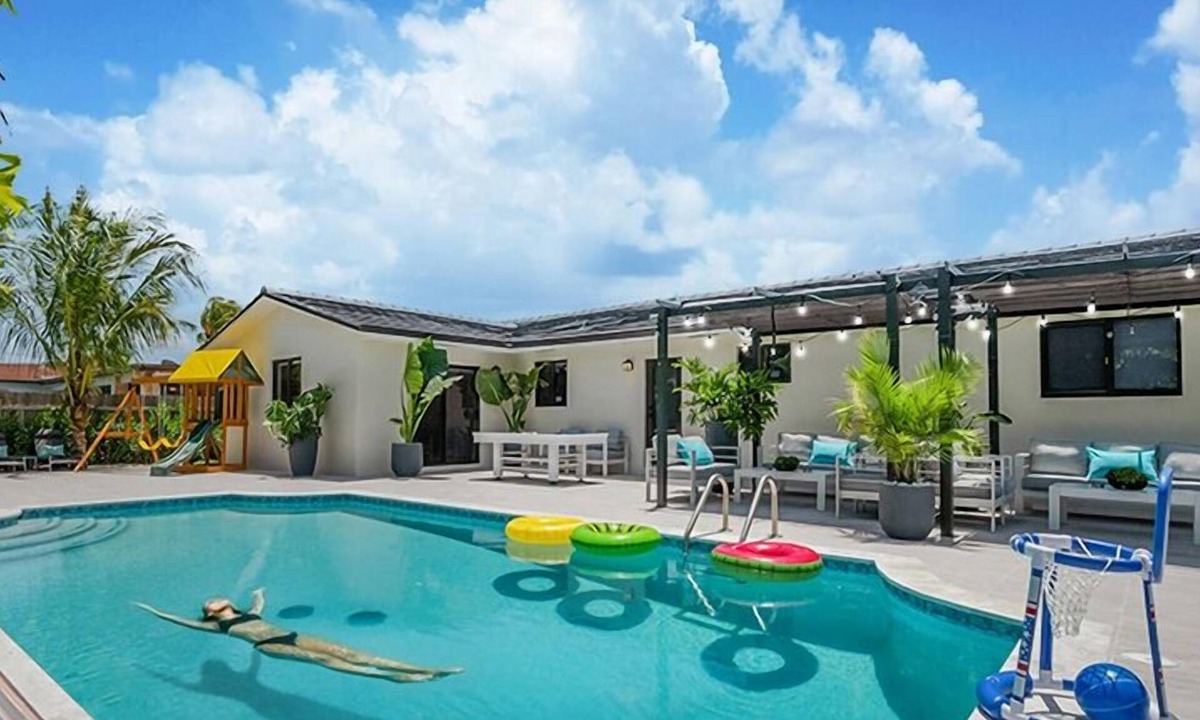 University Park House | Premium 5BR Experience w/BBQ/Court/Games & Fun