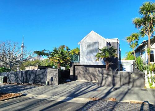 Freemans Bay House | Premium Abode with Plunge Pool steps to Ponsonby