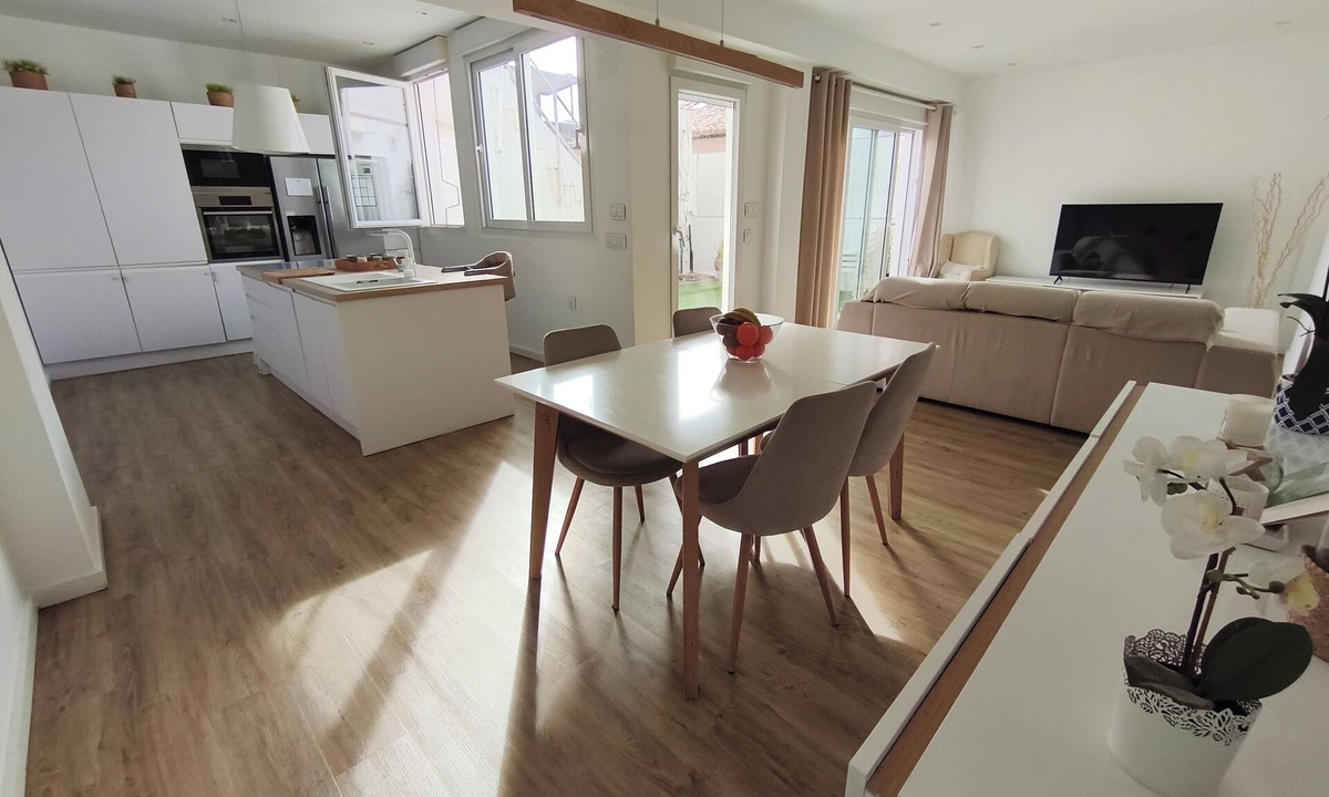 Benicalap Apartment | Premium apartment with terrace in Valencia (minimum 1 1 nights)
