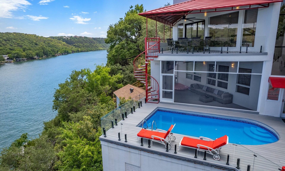 Oak Shores On Lake Austin House | Premium Lake Austin Lakeside Bedrooms. 6 Hole Mini Golf Course and Waterfall