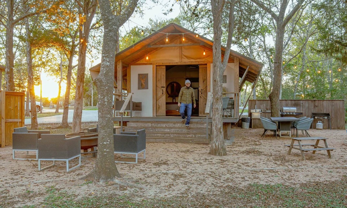 Bastrop Cabin | Premium Lakefront Cabin #1: The Armadillo (Austin)