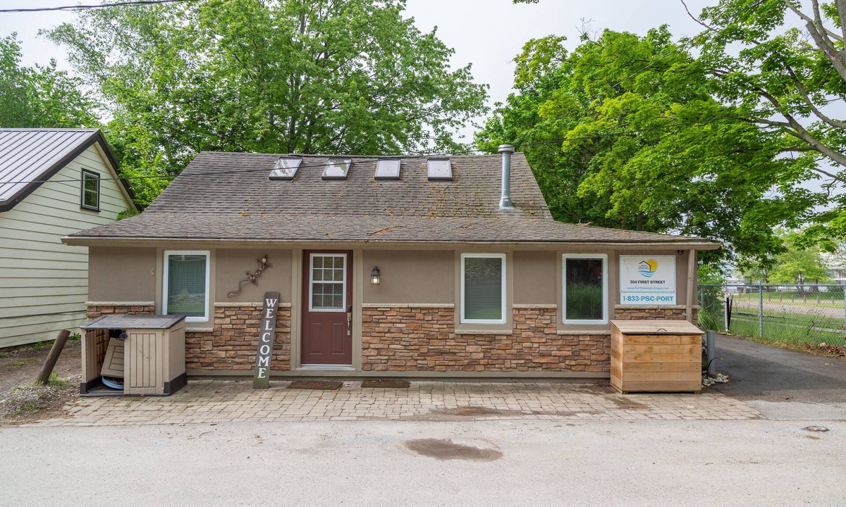 Port Stanley Cottage | Premium on First - across the street from the beach!