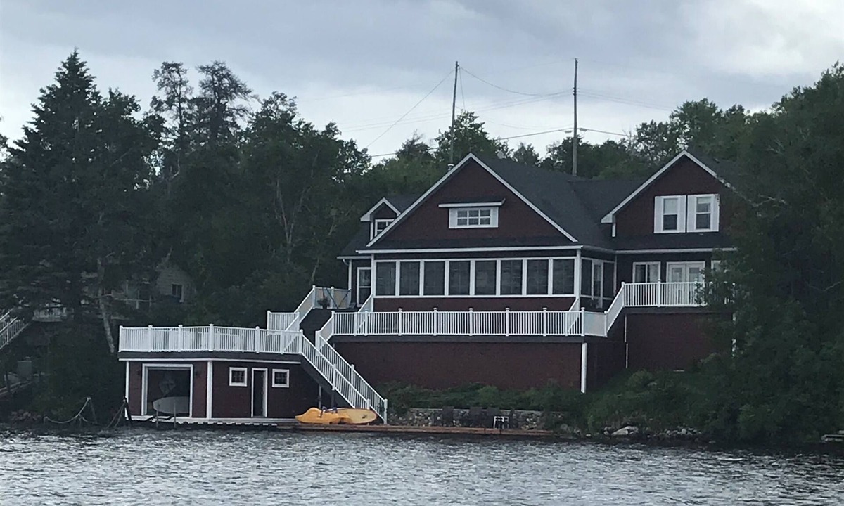Falcon Lake House | Premium Year-round lakefront Cottage. Bring the entire family or 2 Pet friendly