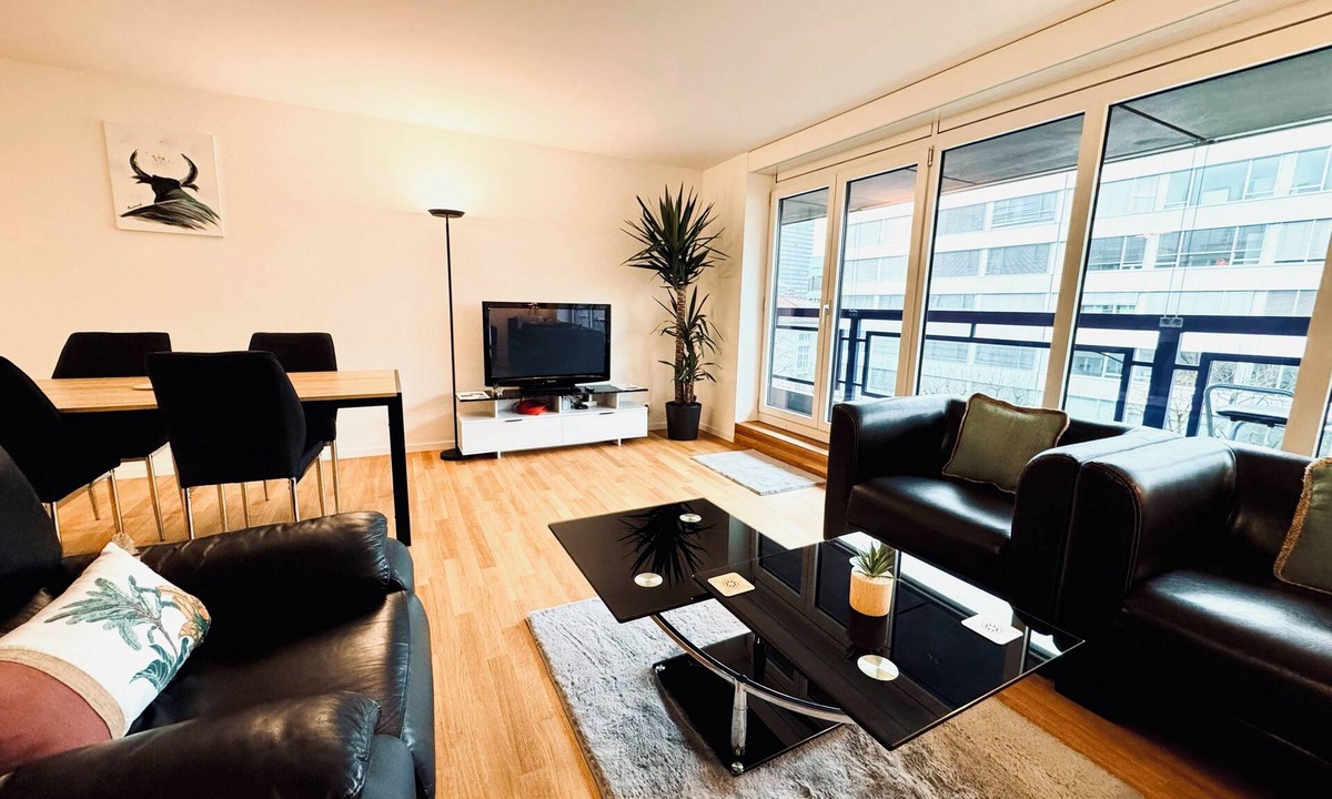 Zug Apartment | Premium Zug Stay - Business or Leisure, Station, Bus & Free Parking