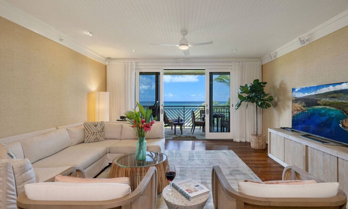 Kahuku Condo | Presidential Suite Luxury Beachfront Turtle Bay Ocean Villa Beach & pool