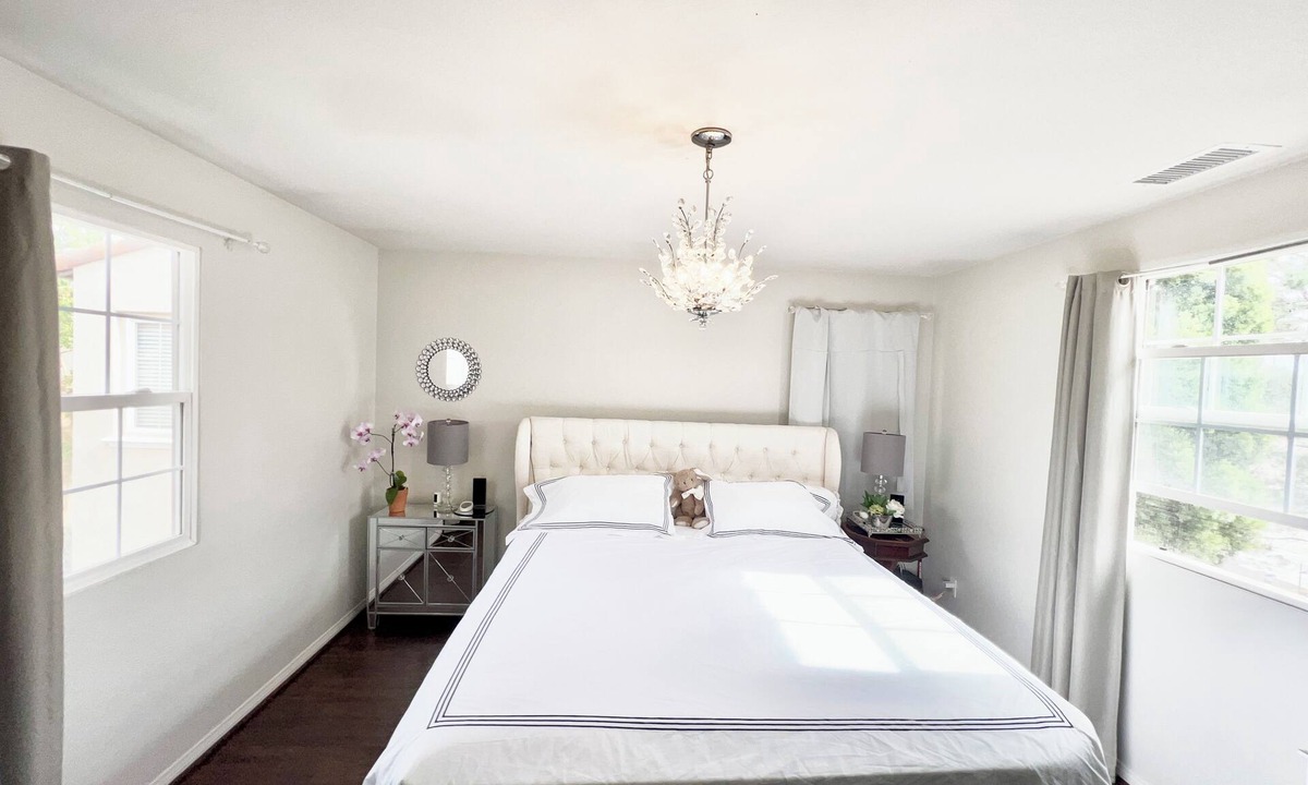 Oak Creek House | ✅ Presidential Suite: Private bath in stylish 3BR home with shared common area.