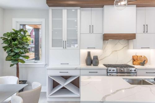 Beaconsfield Village Apartment | Prestige 3BR Luxury Living in Queen West