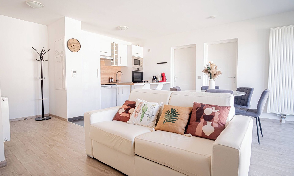 Hincmar Apartment | Prestige Apartment & Cathedral View