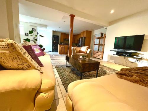 Newmarket Apartment | Prestige Pet friendly Private Suite with Free Parking