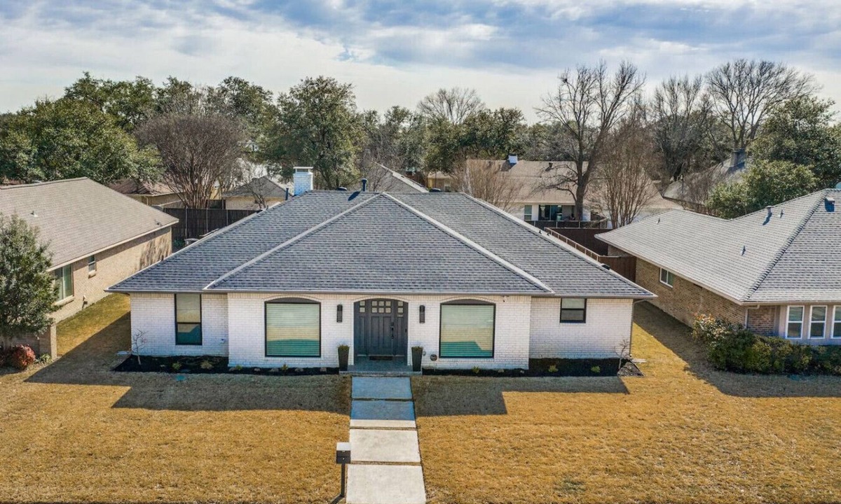 Far North Dallas House | Prestonwood Modern Gorgeous 4 Bed 3 Bath Home Pool Fast Wifi 2 Car Garage with EV charger!