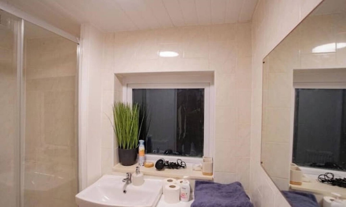 Gillingham House | Prettide Suite- 1 free parking