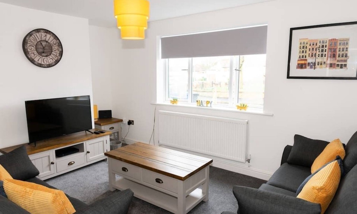 Tamworth House | Pretty 2 Bedroom House - Great Location & Parking