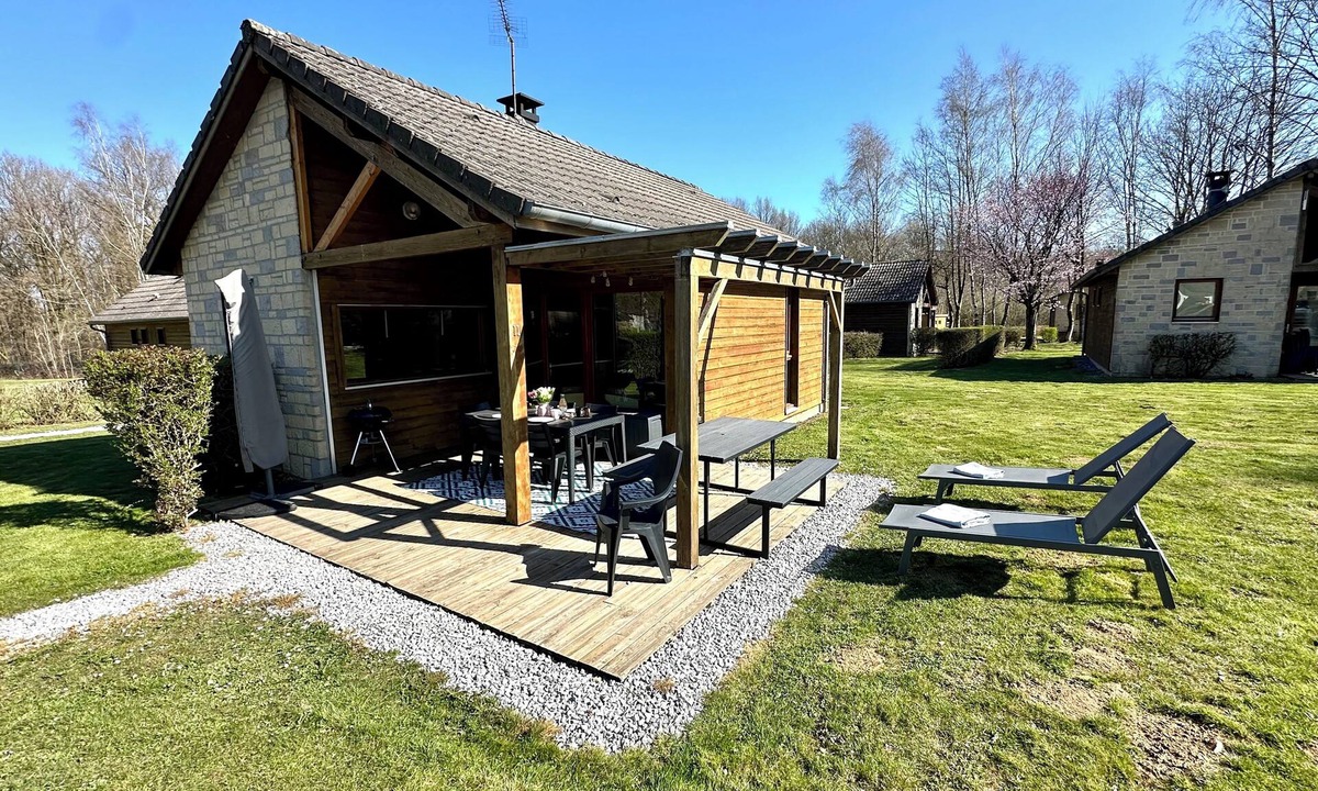 Signy-le-Petit House | Pretty chalet on a family estate with a pool