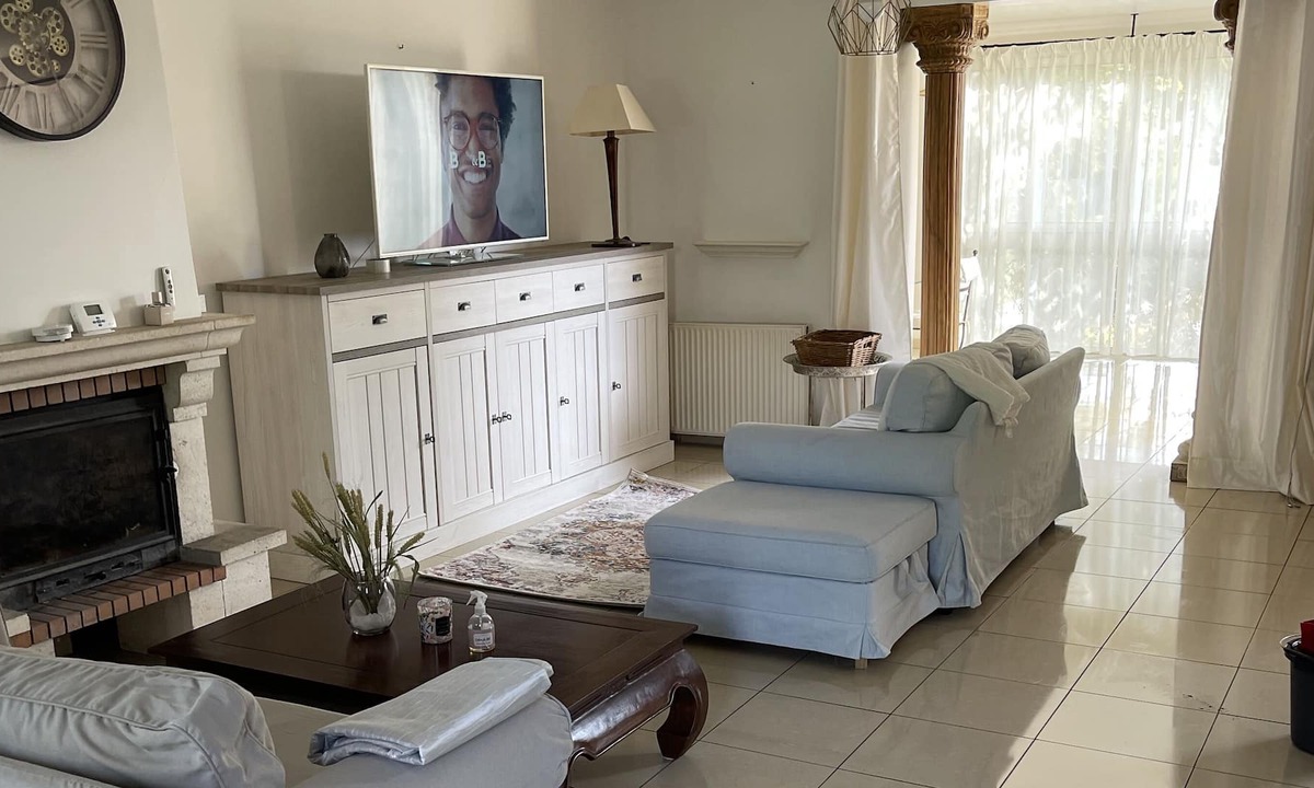 Dammartin-en-Goele Villa | Pretty chimney house