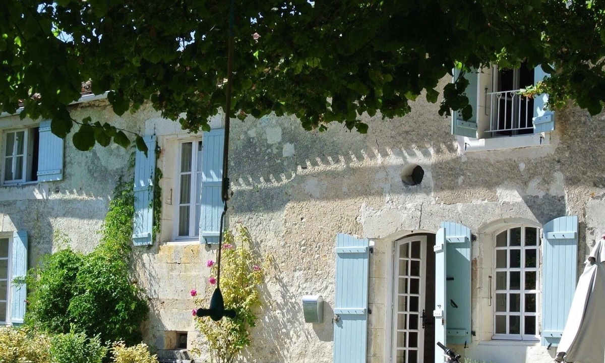 Saint-Severin House | Pretty Farmhouse/Private pool/4 Doubles with en-suites & 1 Twin /Sleeps 10