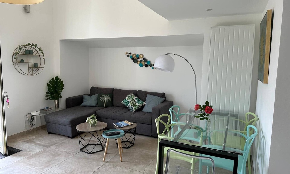 Mandelieu-la-Napoule Beach House | Pretty harbour house with garden