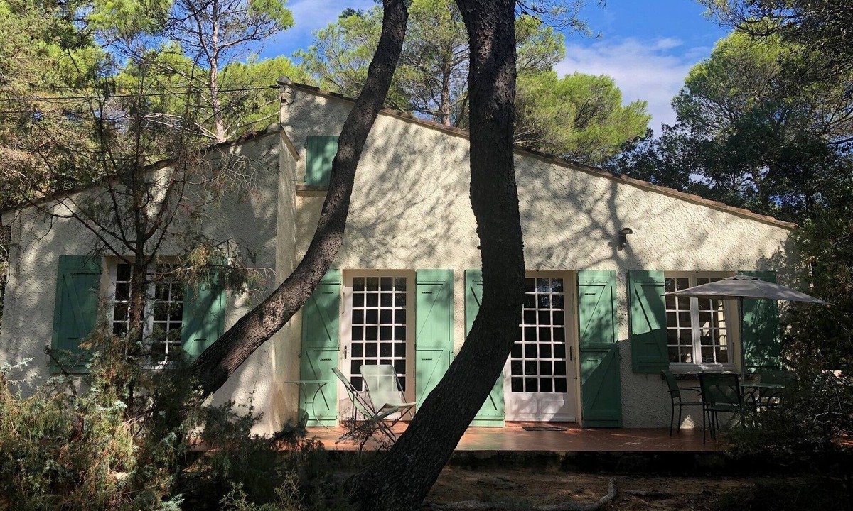 Mornas House | Pretty holiday home in the middle of a pine forest with fully enclosed garden.