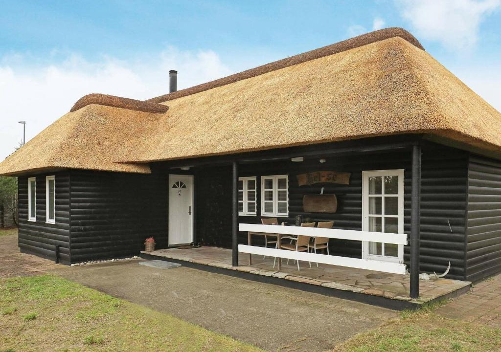 Blavand House | Pretty Holiday Home in Bl vand with Terrace