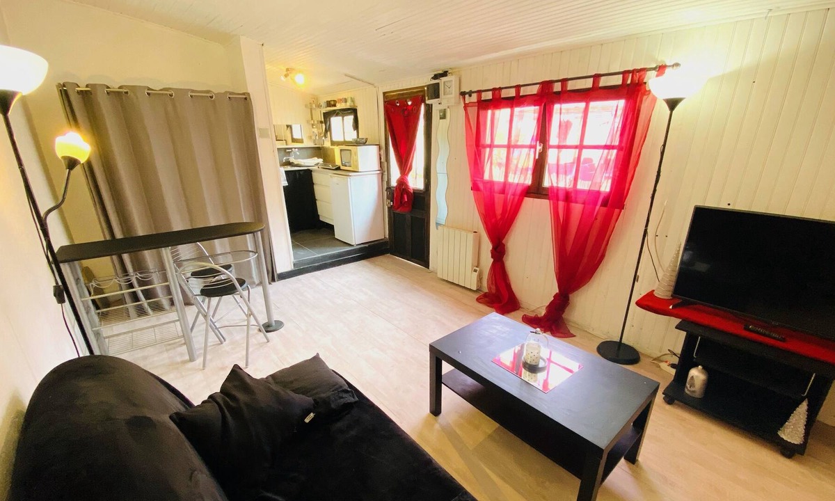 Draveil Apartment | pretty independent studio and its garden area