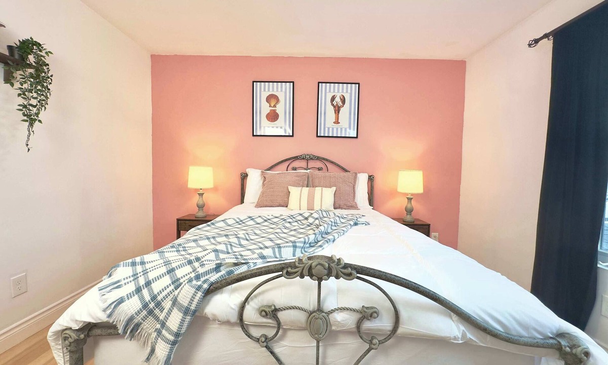 Port Colborne Apartment | Pretty Pink Room Near Lake Erie | Weekday Getaway