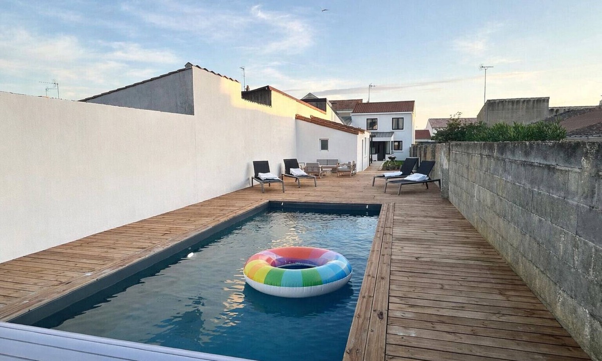 Chateau-d'Olonne Ski Chalet | Pretty renovated house close to amenities Les Sables sleeps 10