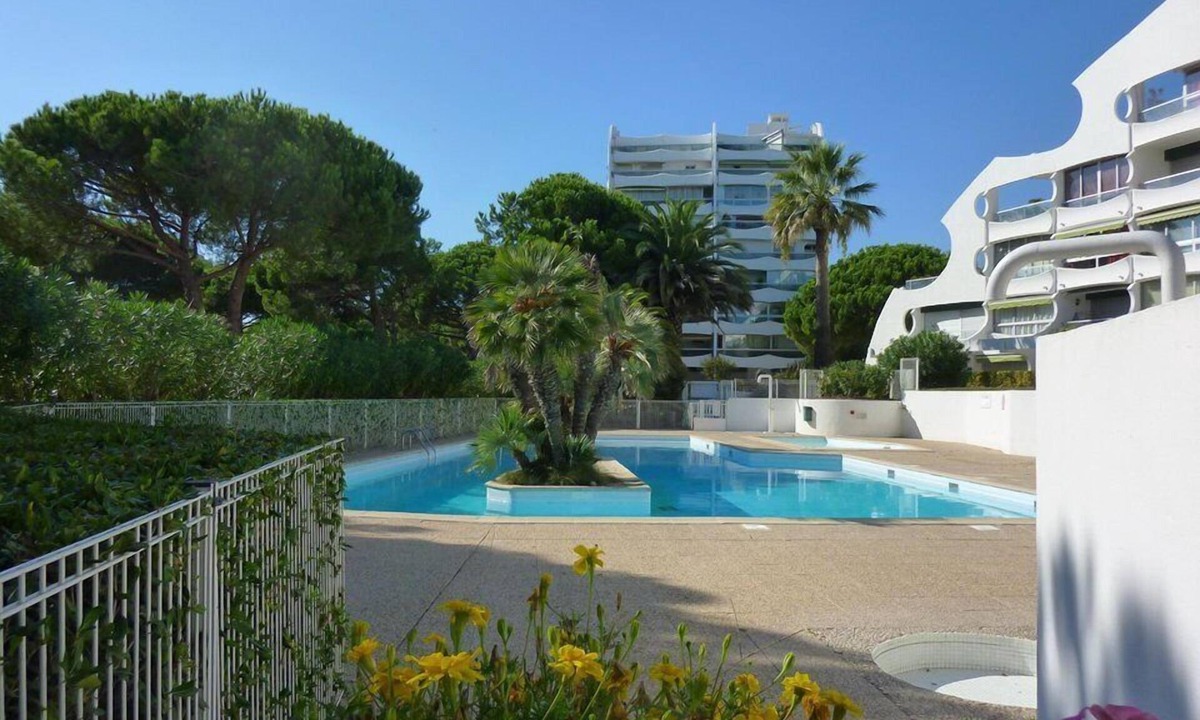 La Petite Motte Apartment | Pretty, Sleeps 4, Sunny, Pool, Parking, Beach, Shops 50m,
