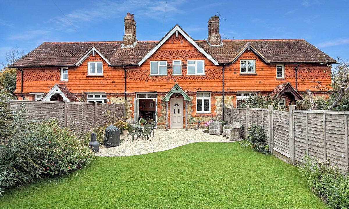 Woolbeding House | Pretty South facing cottage