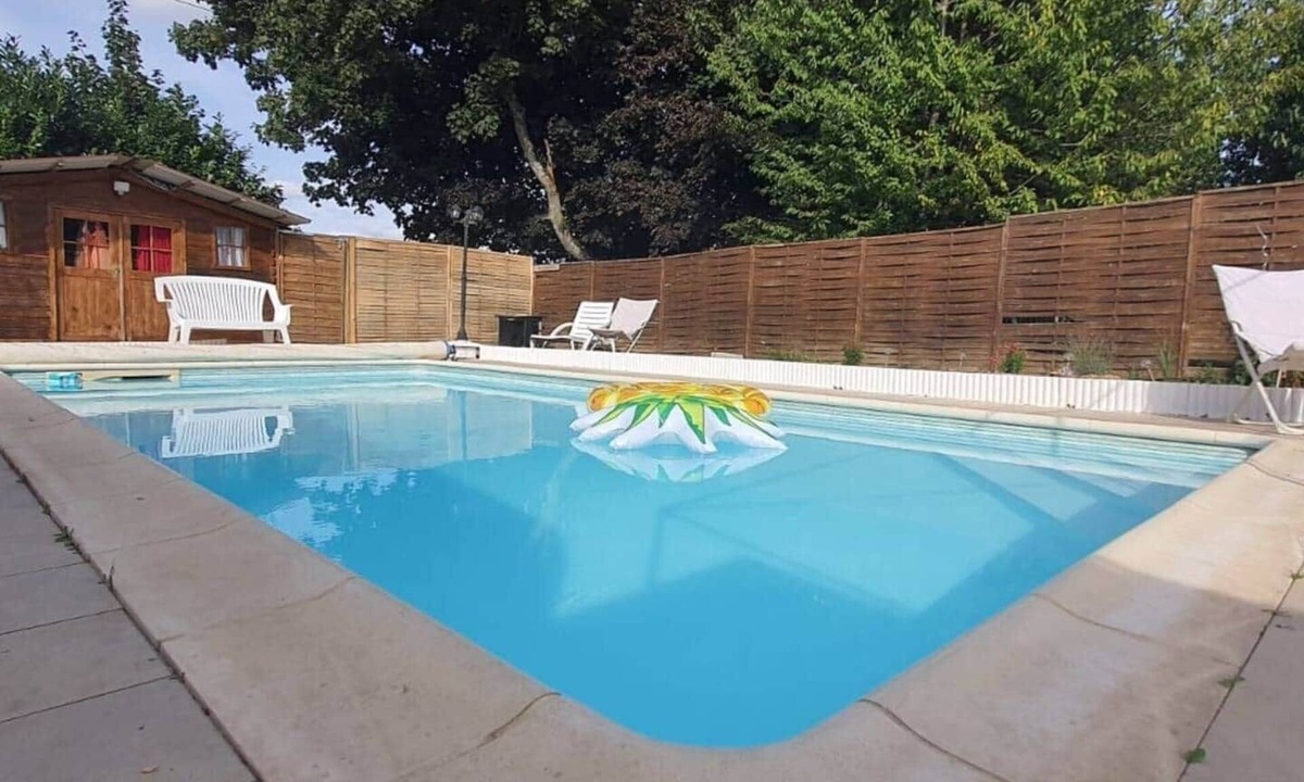 La Ferte-Gaucher House | Pretty T3 circuit with shared pool (optional)