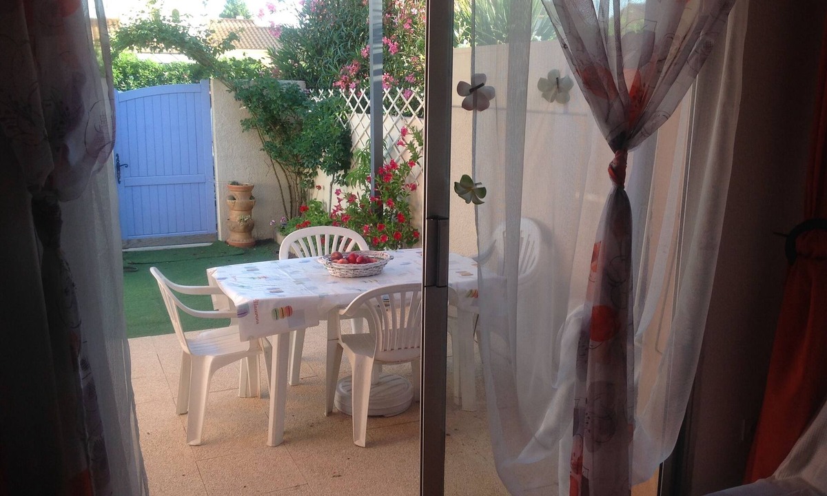 Les Arenes Condo | Pretty villa with swimming pool