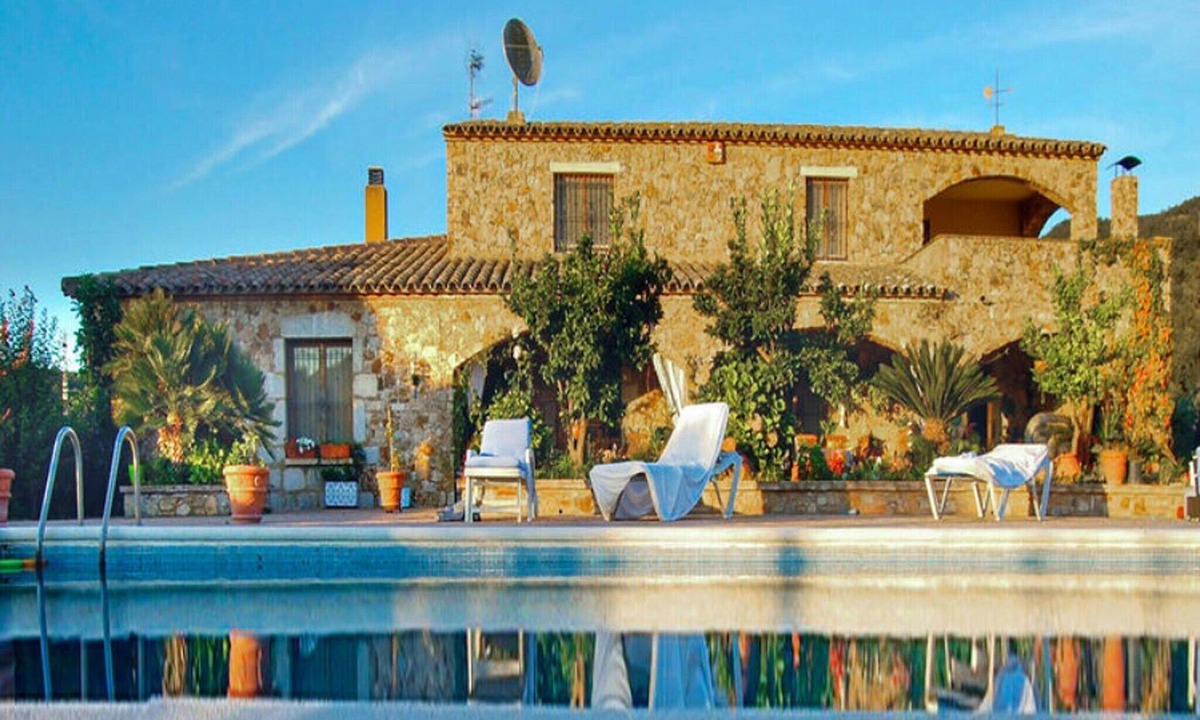 Calonge Villa | Pretty Villa with Sun Loungers