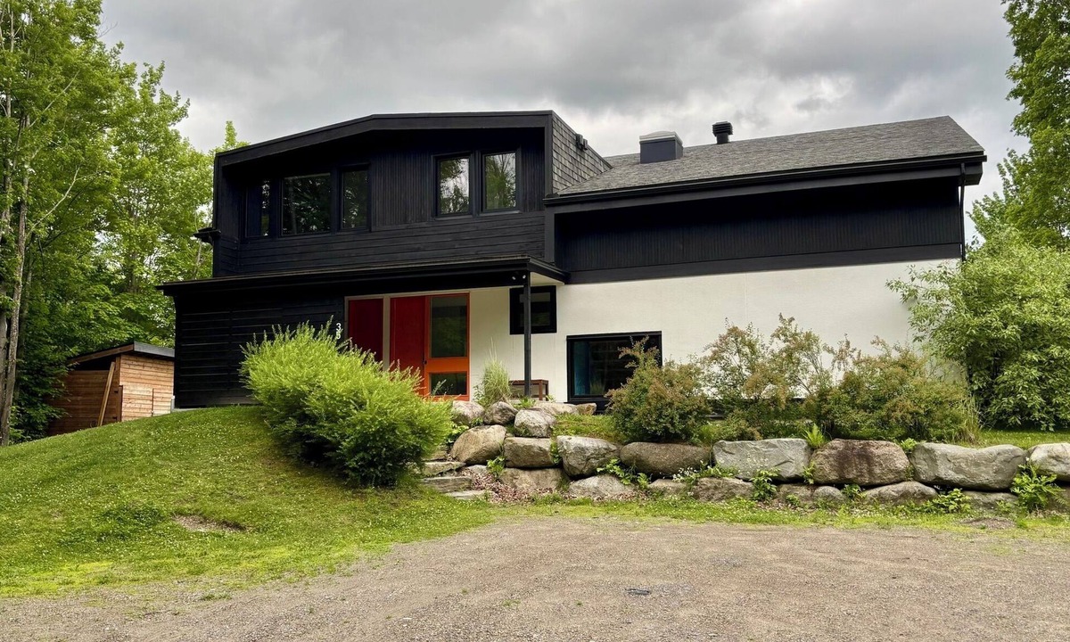 Lac-Brome House | Primavesi Estate · Alpine Oasis: Scenic Trails & Unrivaled Views