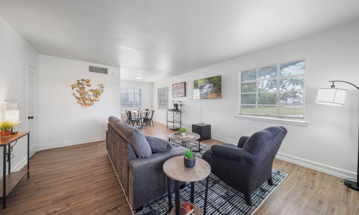 Highlands - Perkins Apartment | Prime 2BR – Midway Between LSU & Downtown BR!