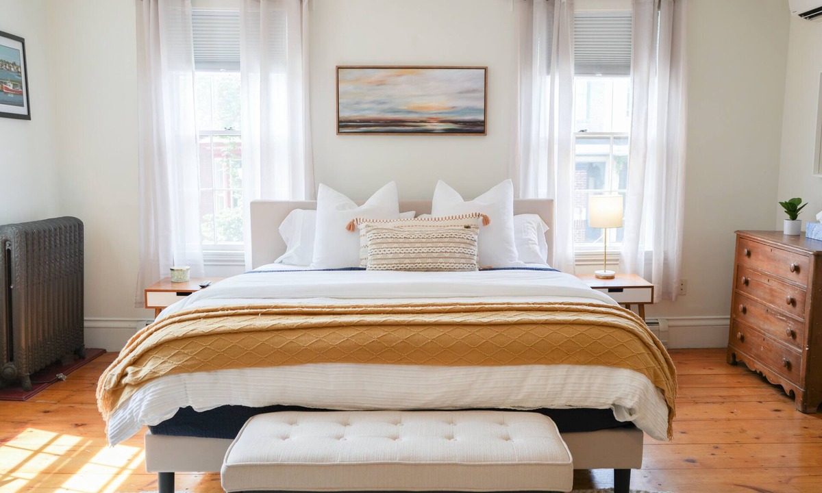 West End Apartment | Prime Central West End spacious 3BR.Walk to Waterfront,Old Port & music venues