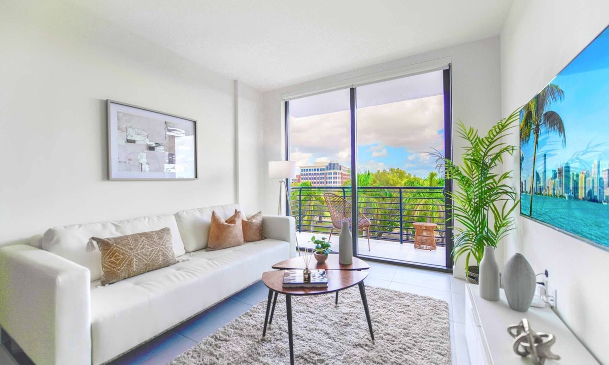 Doral Condo | Prime Doral Location | Pool & Gym
